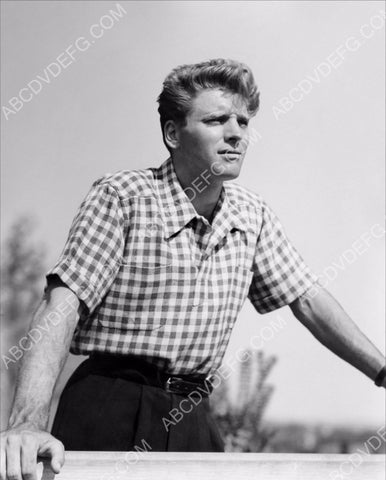 Burt Lancaster outdoors portrait 8b20-5556