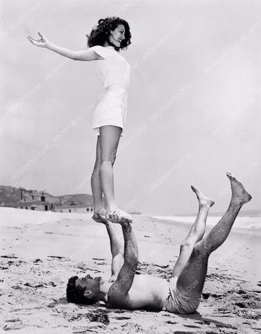 studly Burt Lancaster holding up some babe on the beach 8b20-5579