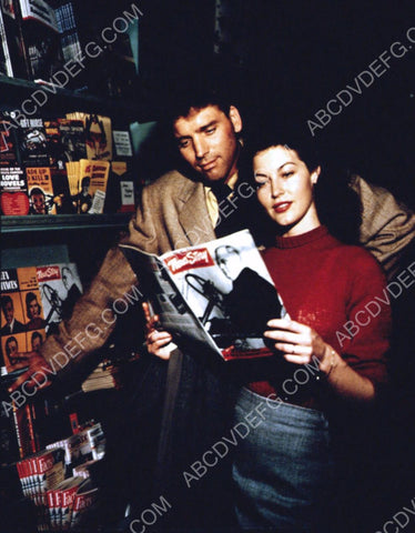 candid Burt Lancaster Ava Gardner looking over the magazine stand 8b20-5591
