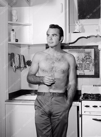 shirtless Burt Reynolds in the kitchen 8b20-5609