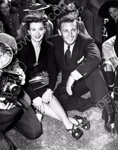 beautiful Carole Landis surrounded by the press and fans 8b20-5963