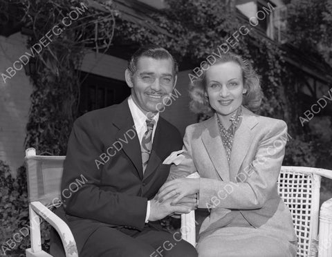 Clark Gable Carole Lombard in their backyard 8b20-6109