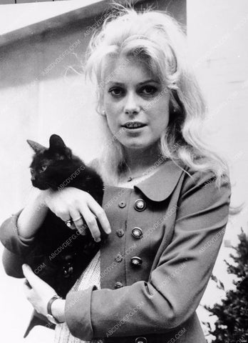 Catherine Deneuve with her cat 8b20-6242