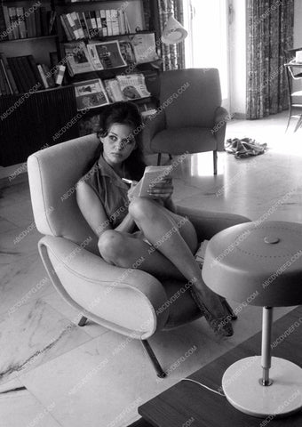 candid Claudia Cardinale at home 8b20-6480