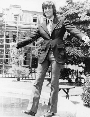 Bobby Sherman on the fountain ledge 8b20-6527