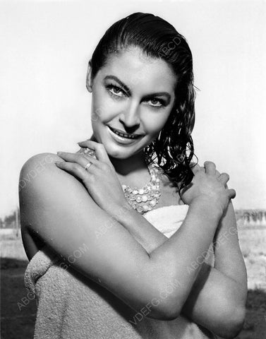 Ava Gardner all wet wrapped in a towel 8b20-6828