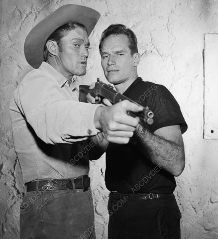 candid Chuck Connors Charlton Heston inspect the Winchester rifle 8b20-7020