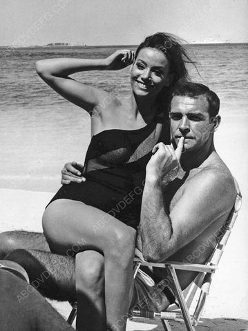 Claudine Auger Sean Connery relax on the beach behind the scenes 8b20-7089