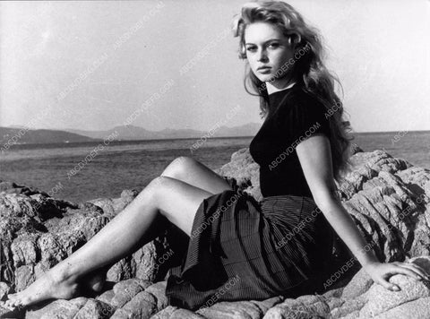 Brigitte Bardot on the rocks 8b20-7192