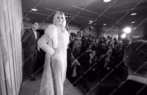 Brigitte Bardot surrounded by the press 8b20-7197