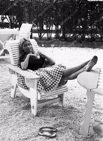 Brigitte Bardot kicks up her feet takes a break and has some iced tea 8b20-7203
