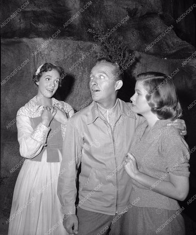 Bing Crosby and some girls unknown production 8b20-7204