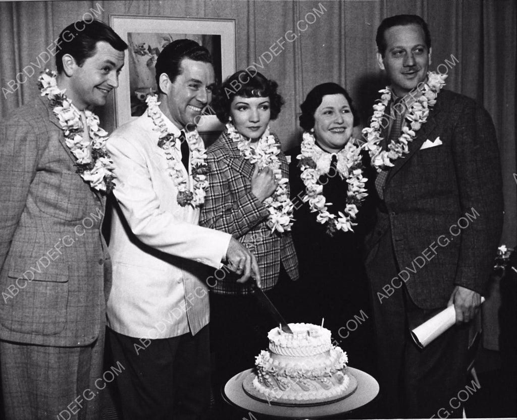 Robert Young Claudette Colbert Cutting Birthday Cake At Party 8b20-776 