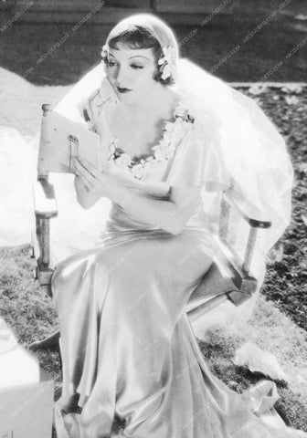 Claudette Colbert does a quick makeup check 8b20-7765