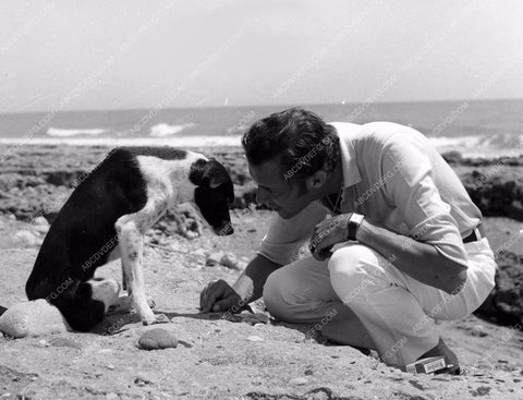 Dirk Bogarde and his dog at the beach 8b20-7863