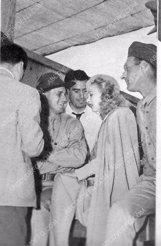 candid Carole Landis with some servicemen 8b20-7865