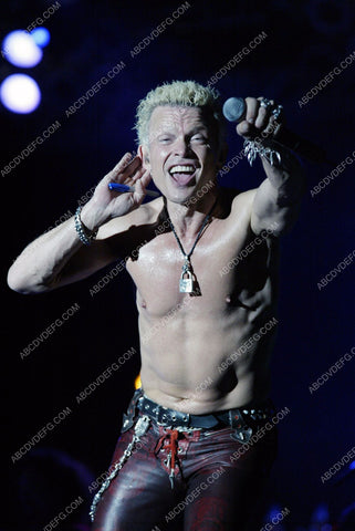 Billy Idol having fun on stage 8b20-7958