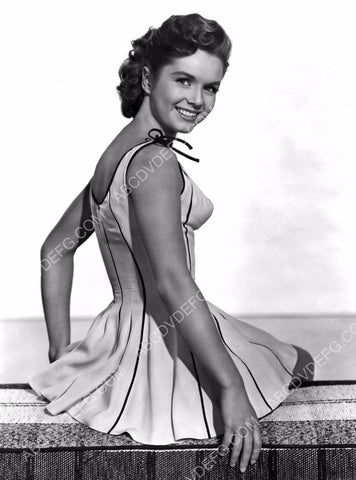 Debbie Reynolds shows off her new summer wear 8b20-8105