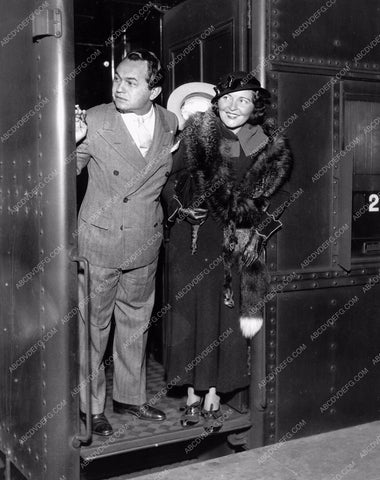 news photo Edward G. Robinson and his wife on a train 8b20-8295