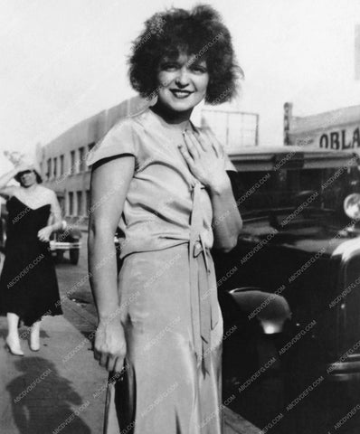 candid Clara Bow caught on the sidewalk 8b20-8340