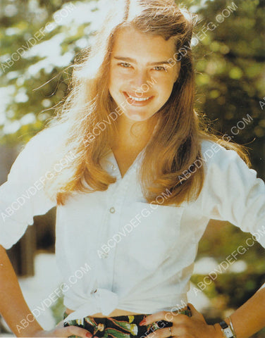 Brooke Shields lovely outdoors pic 8b20-8385