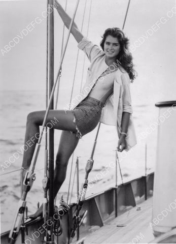 Brooke Shields enjoys a boat ride 8b20-8424