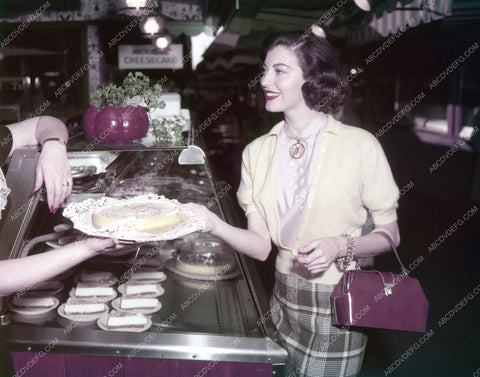 candid Ava Gardner gets cheesecake at Los Angeles Farmer's Market 8b20-8488