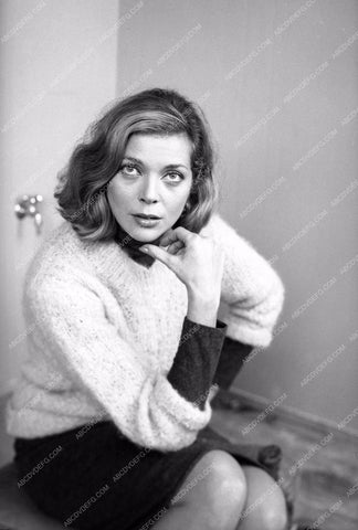 Barbara Bain seated portrait 8b20-8588