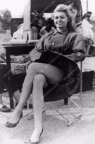 Brigitte Bardot behind the scenes sitting and relaxing 8b20-8606