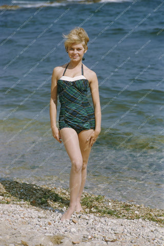 Brigitte Bardot standing at the sea shore 8b20-8609