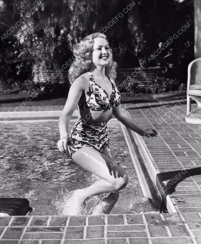 Betty Grable all wet getting out of the pool 8b20-8954