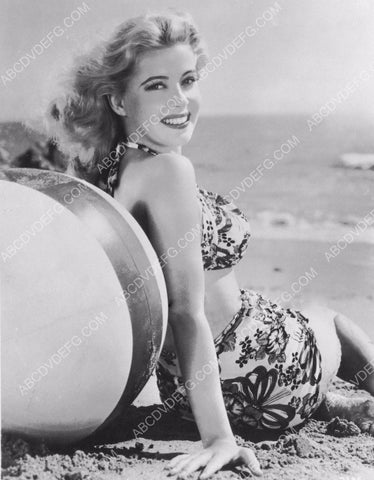 beautiful Gloria DeHaven resting against a beachball 8b20-9713