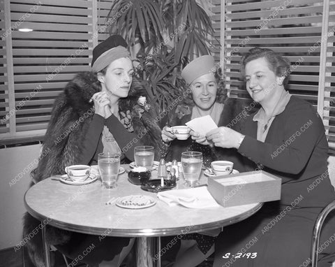news photo Helend Gahagan Mrs Darryl Zanuck Mrs Ann Lehr at lunch gahagan-01
