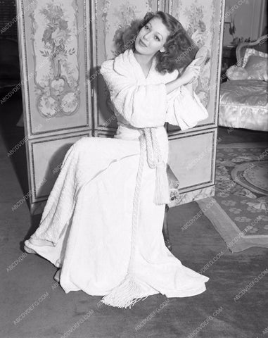 Loretta Young brushing hair in robe in bedroom lyoung-26