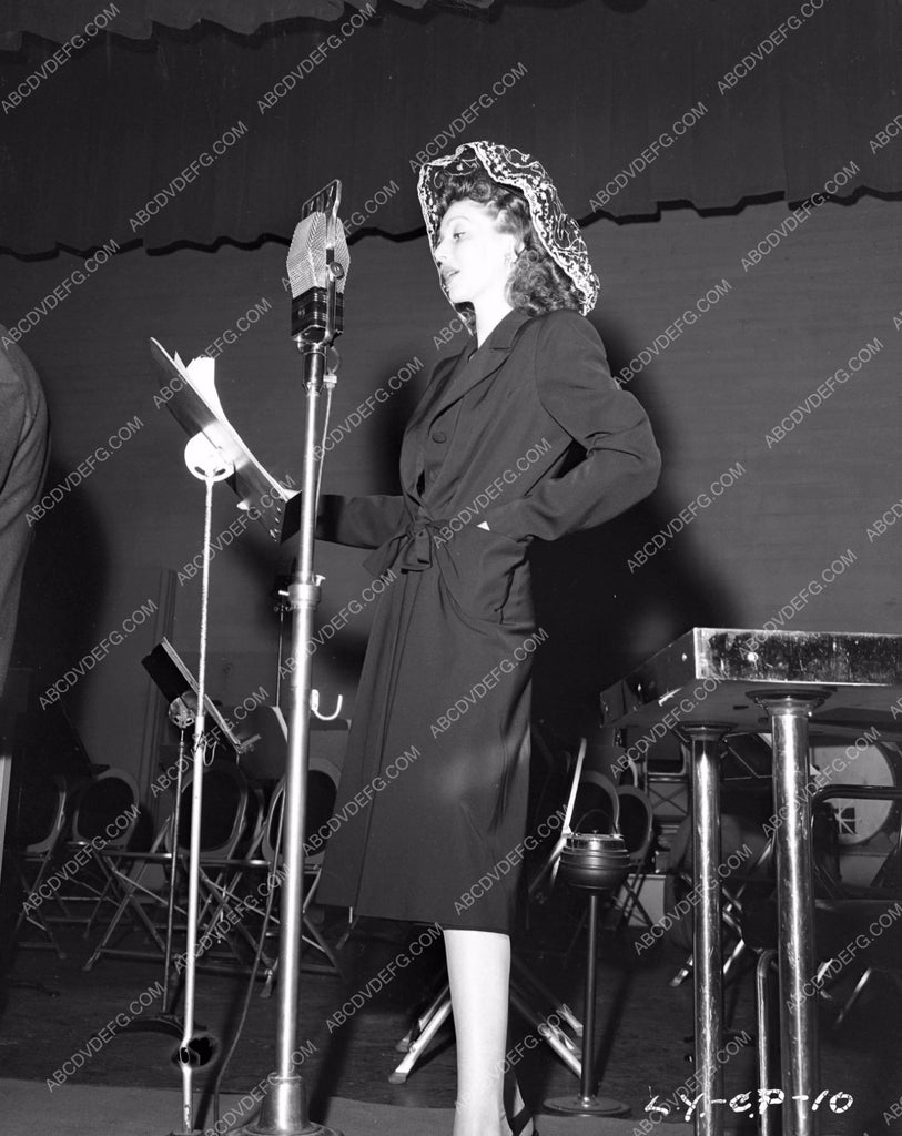 Loretta Young rehearsing radio show lyoung-32 – ABCDVDVIDEO