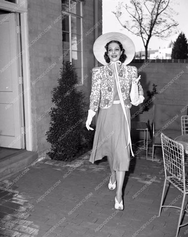 Loretta Young in hat and gloves exiting home lyoung-47
