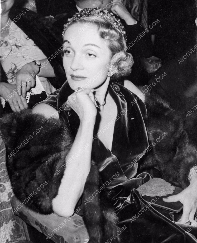 news photo Marlene Dietrich Phoenix Theatre in London mdiet-06 ...