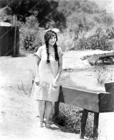 Mary Pickford silent film scene mpick-30