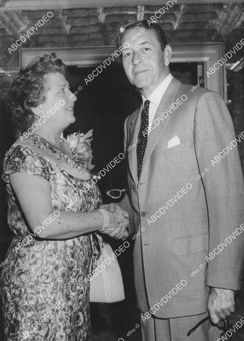 crp-00014 press photo Paul Henreid meets Mrs Evelyn Sharp owner of Sharp Ltd Hotels Beverly Wilshire crp-00014