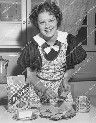 crp-00020 news photo home ec model w Ralston Ry-Krisp wafer crackers crp-00020