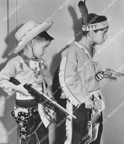 crp-00025 news photo cool Americana boys playing cowboys and indians in full garb crp-00025