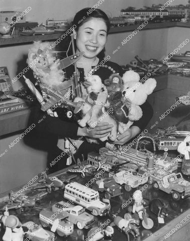 crp-00026 Halloween 1951 news photo Japanese model w new toys for import by Nipponese Toy Industry crp-00026