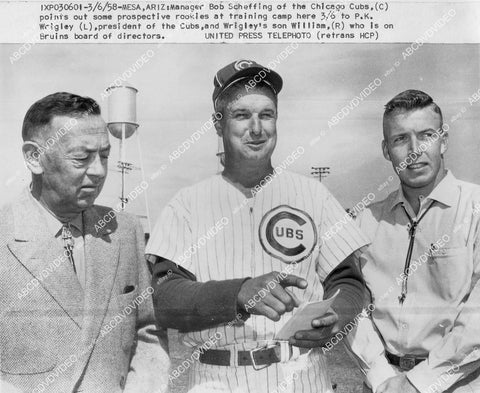 crp-040 1958 news photo Bob scheffing Chicago Cubs talks w P.K. Wrigley & son William Wrigley crp-040