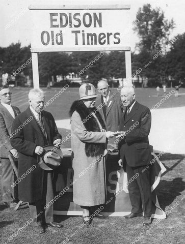 crp-044 1929 news photo Mrs Thomas Edison recognizes long time employees of company crp-044