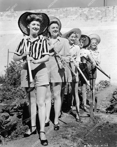 crp-10021 1943 Ann Savage & Leslie Brooks recruit help for work in her WWII Victory Garden crp-10021