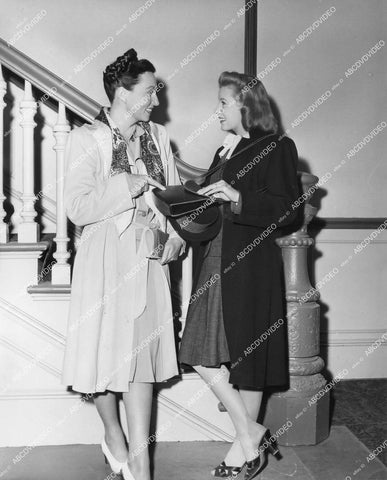 crp-10328 1945 candid Agnes Moorehead visits June Allyson crp-10328