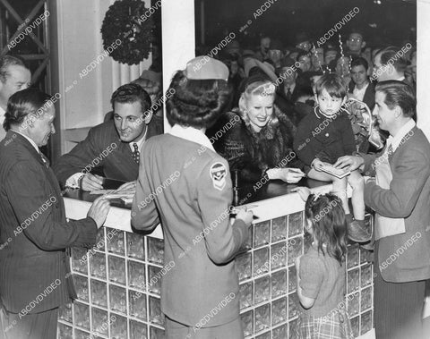 crp-01036 1941 Allan Jones Jean Phillips sign autographs at Dexeuse House crp-01036