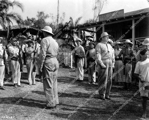 crp-10379 1943 Photo Wallace Beery in pith helmet trains locals film Salute to the Marines crp-10379