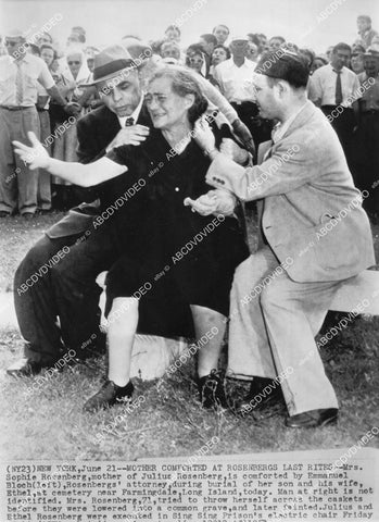 crp-01046 1953 Sophie Rosenberg mother of Julius Rosenberg attends last rites in hysterics crp-01046