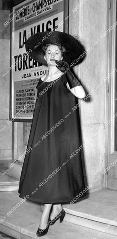 crp-10793 1952 news photo Paris fashion model in new gown by Madeleine Vramant crp-10793